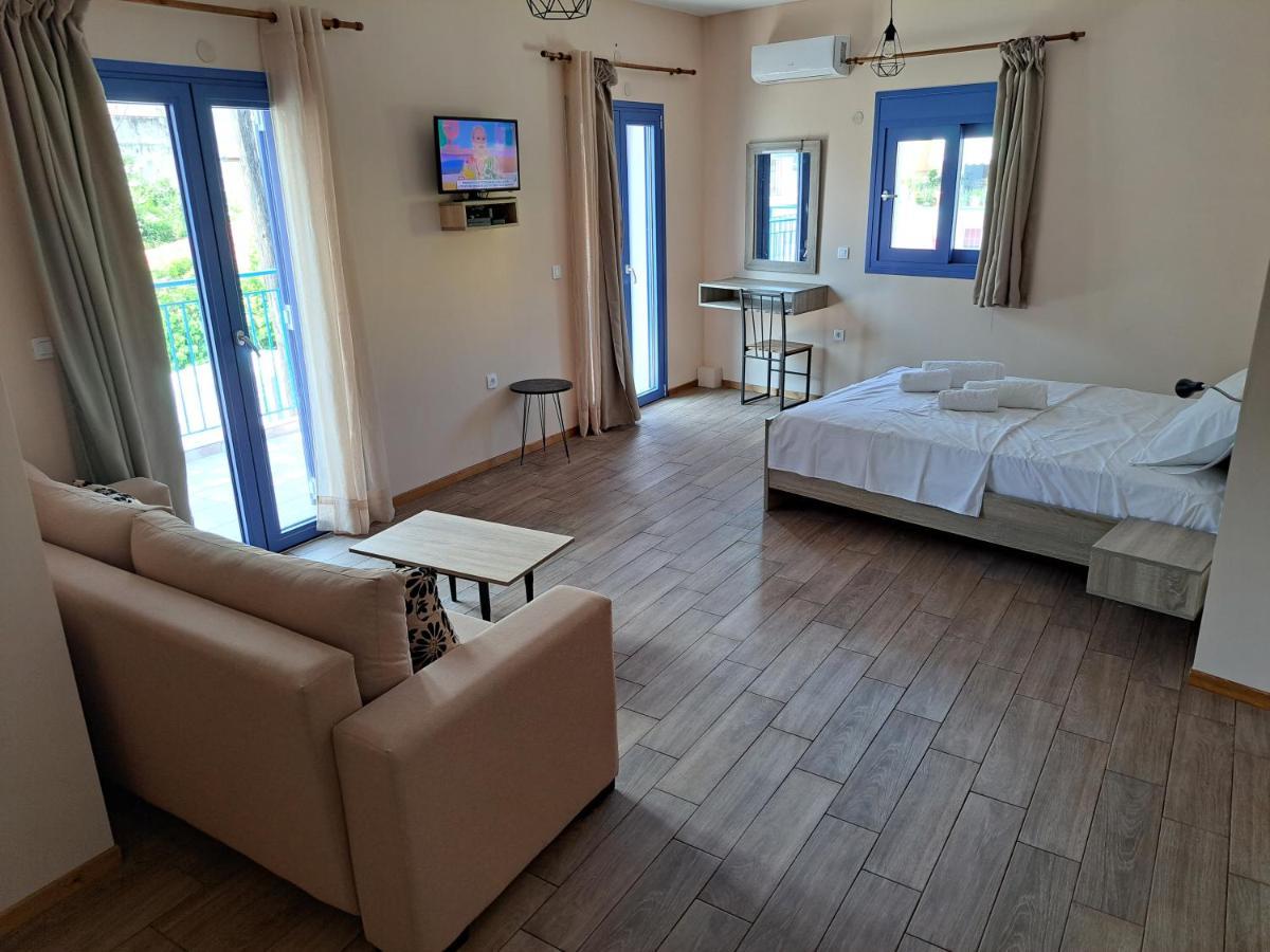 Blue Moon Apartment Agia Efimia Bagian luar foto