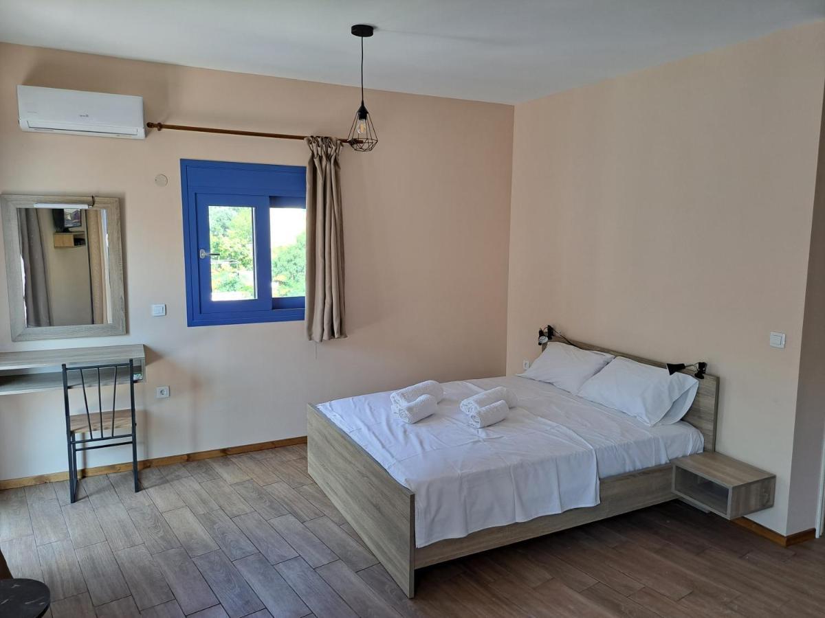 Blue Moon Apartment Agia Efimia Bagian luar foto
